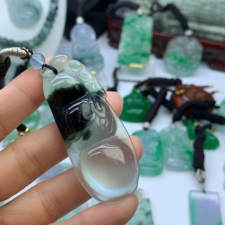 翡翠未镶嵌吊坠(赠链)