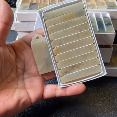 伊犁石印石0.8*5.0一盒，1*2如意一枚