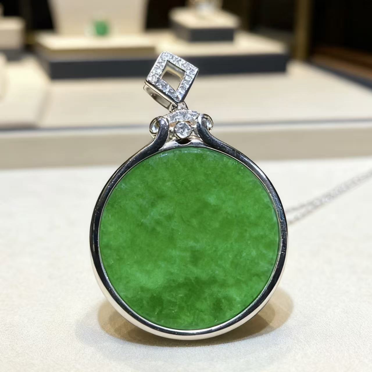 天然缅甸翡翠A货　18k金镶嵌圆牌吊坠