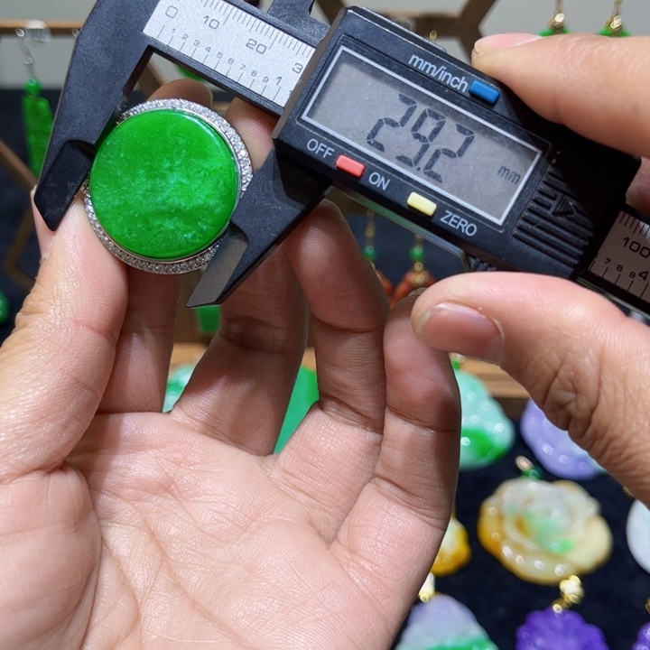 翡翠颈饰未镶嵌吊坠