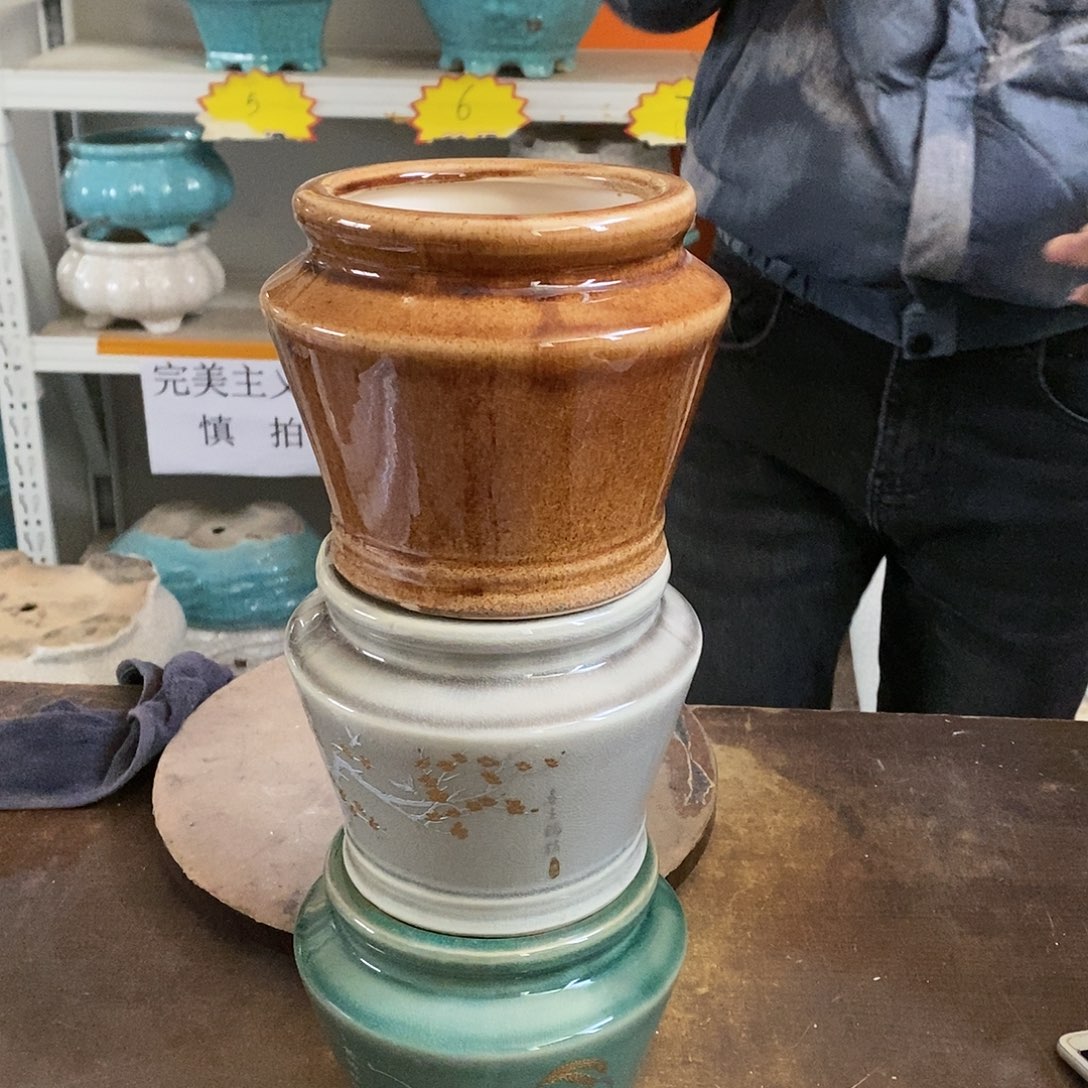 瑕疵花盆里装满鲜花