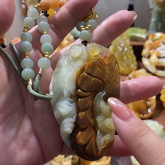 蛇纹石玉未镶嵌颈饰