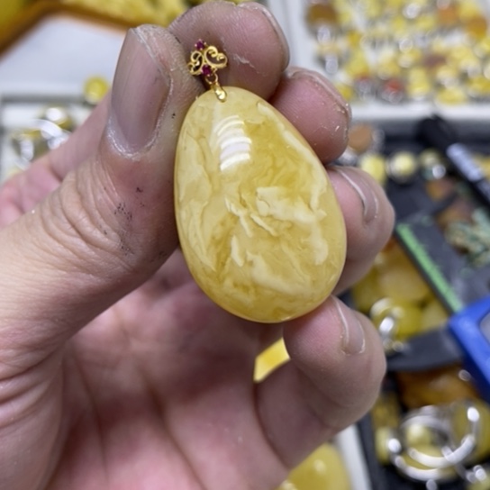 蜜蜡裸石18K金镶嵌吊坠