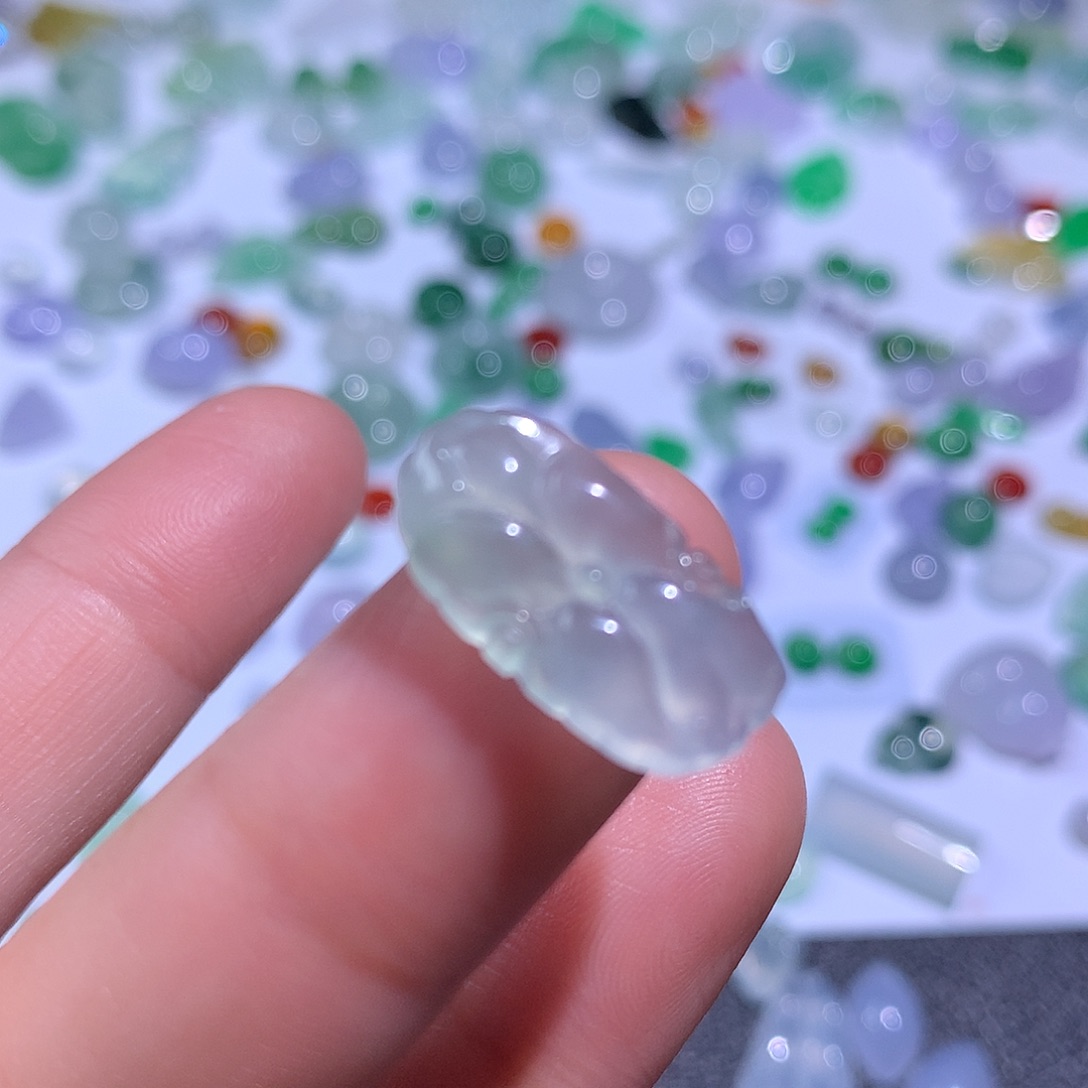 翡翠颈饰未镶嵌荷叶