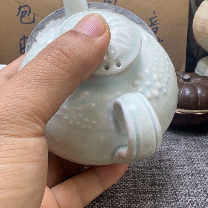 陶鉴赏建宁窑茶壶。