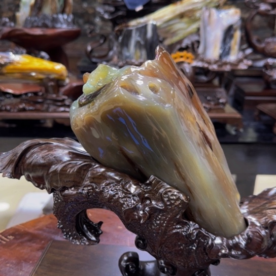 硅化玉摆件未镶嵌微**扬