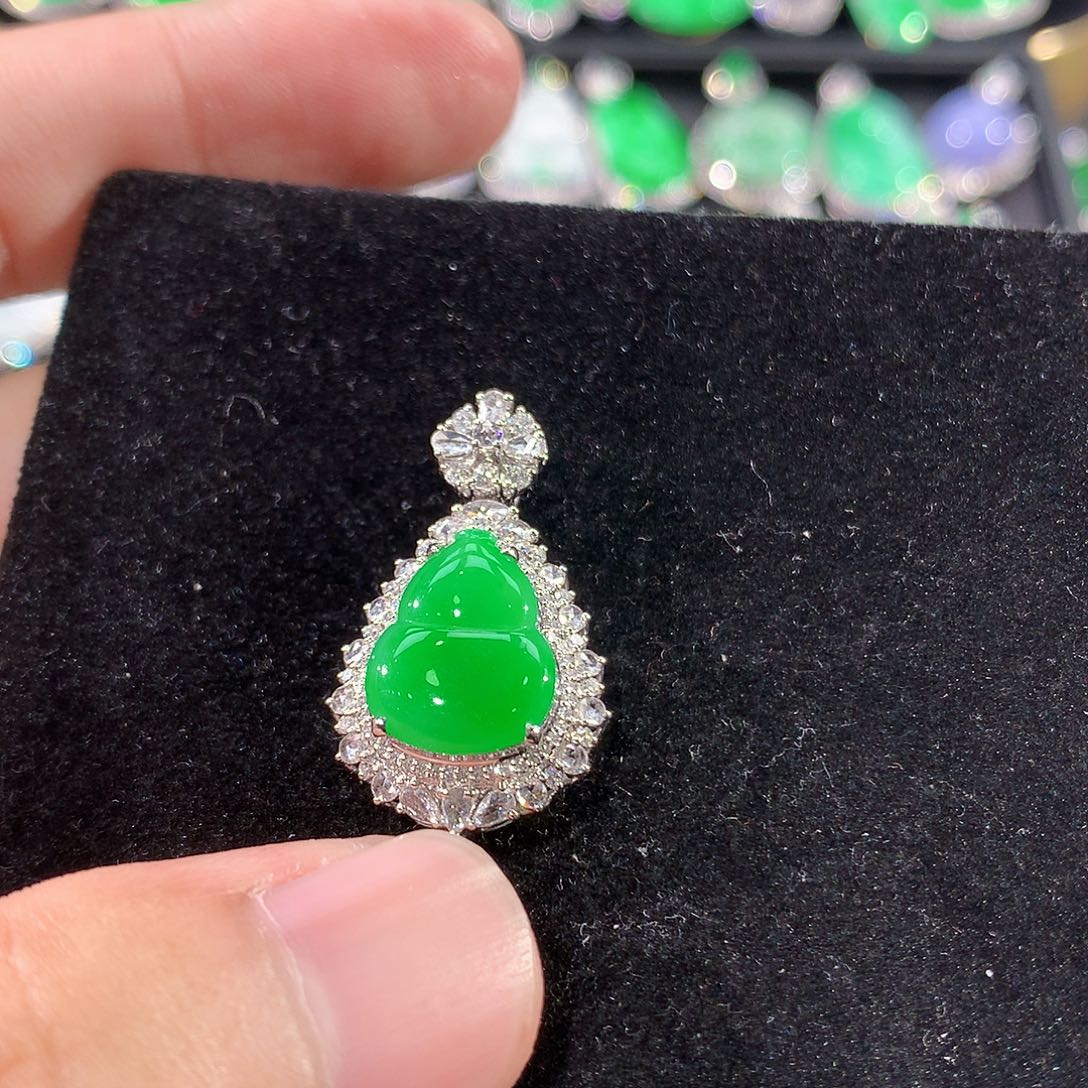 翡翠18K金镶嵌颈饰