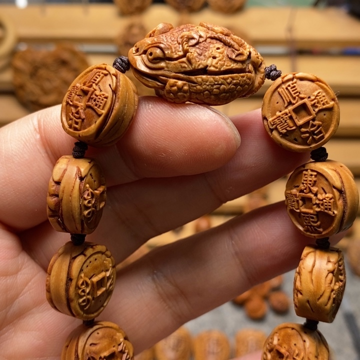 8***雨桃核雕刻五帝钱➕金蟾