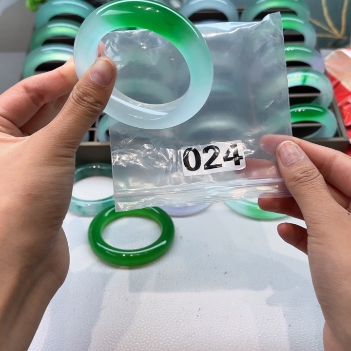 玉很**星时尚飘花手镯024