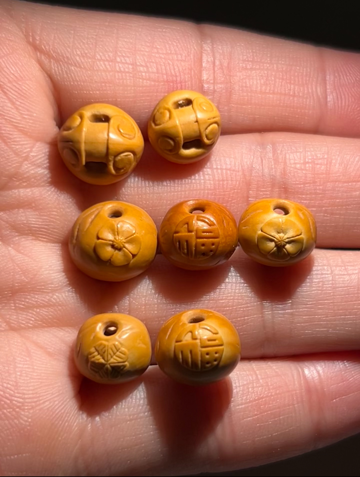 姜黄皮小桃篮单面雕刻1颗，走色橘红透亮