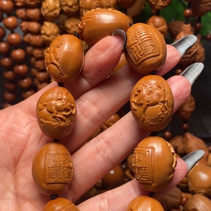 橄榄核吊坠八骏图