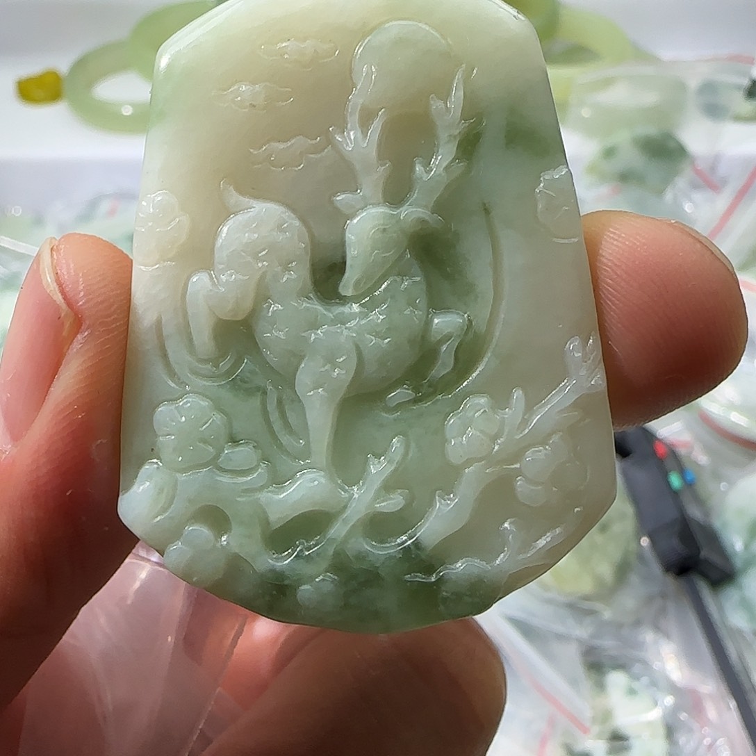 透闪石-蛇纹石玉未镶嵌颈饰