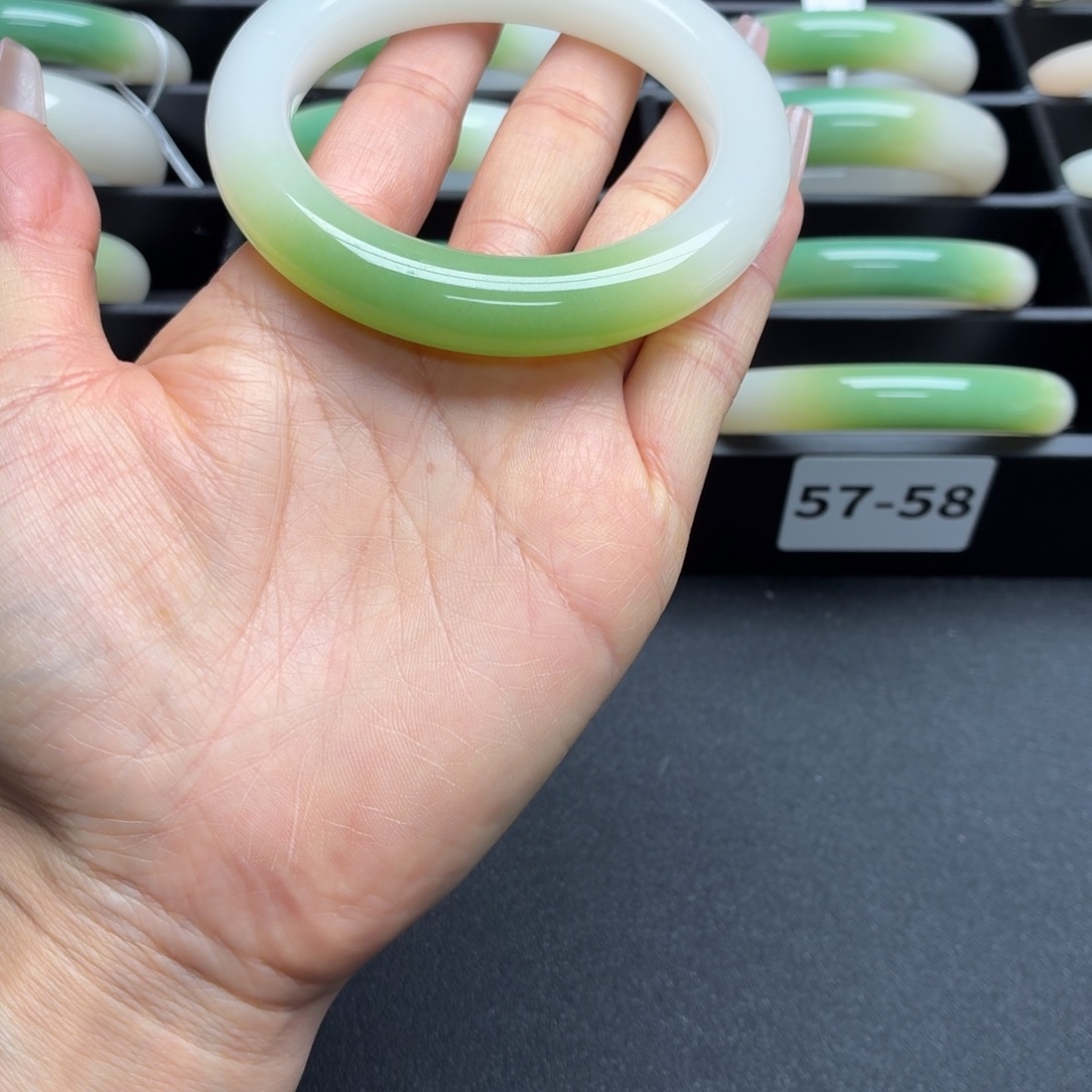 ****Z石英岩玉未镶嵌手镯