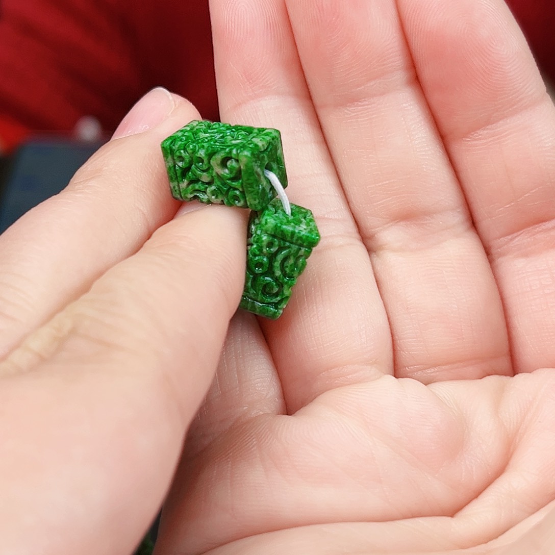 翡翠颈饰未镶嵌视****亿吊坠发两颗