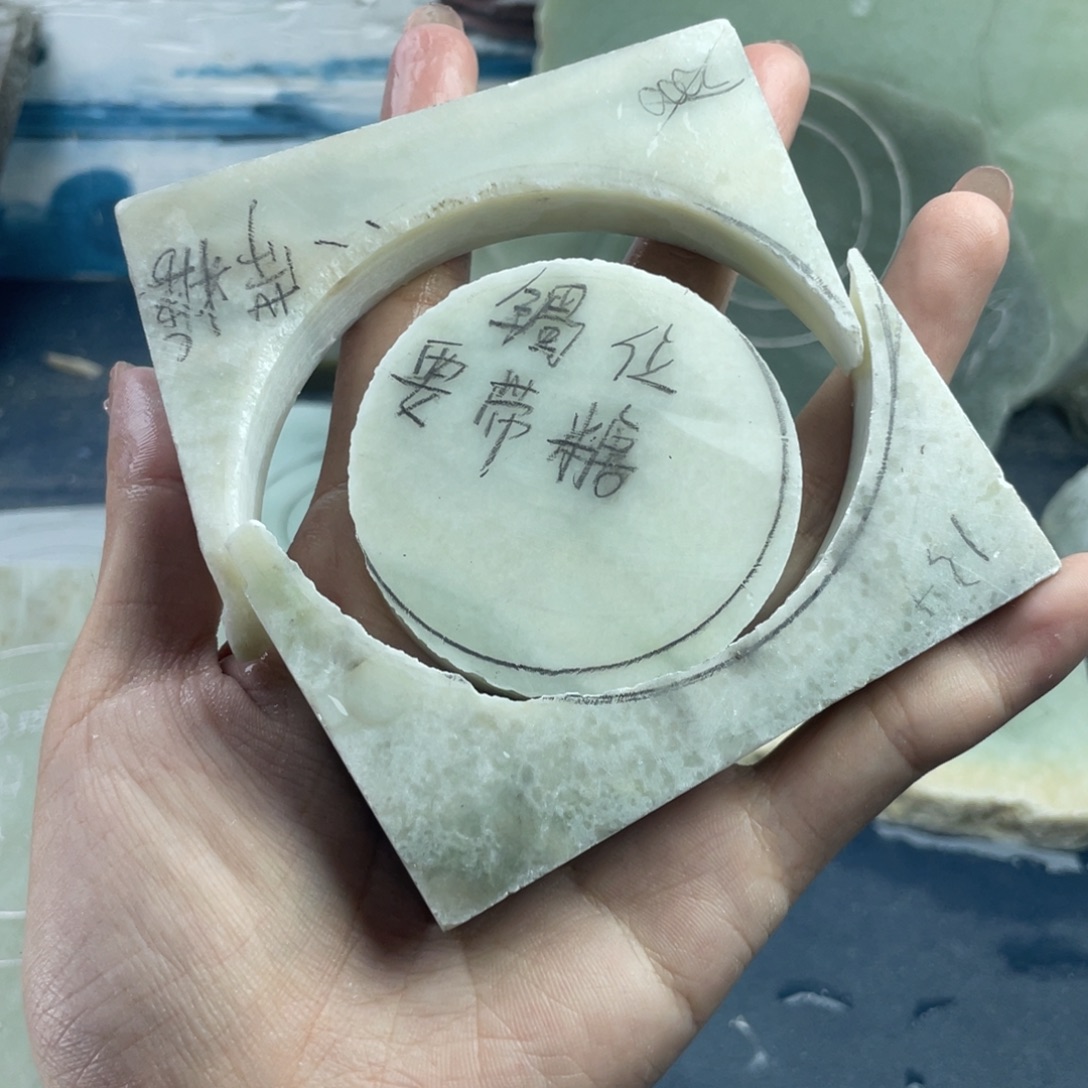 胡***。和田玉未镶嵌颈饰珠子卡12