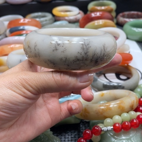 石英岩玉未镶嵌手镯