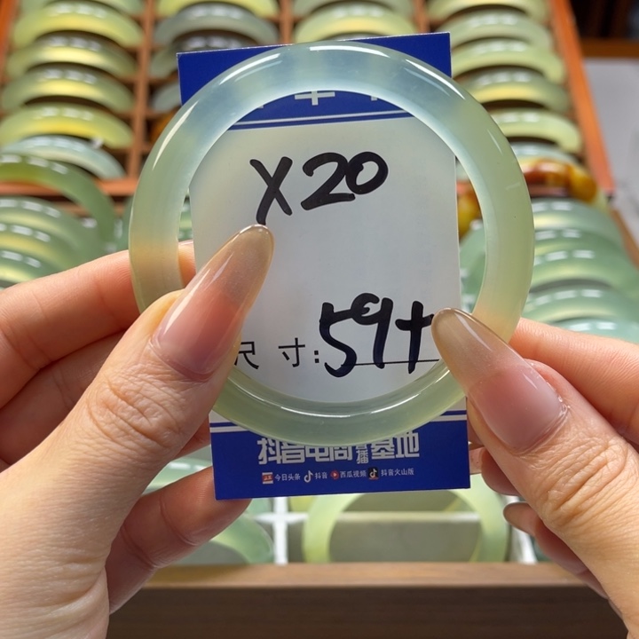 岫玉手镯未镶嵌夏****的手镯