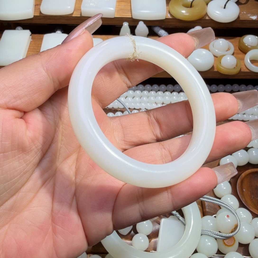 2***天和田玉未镶嵌颈饰