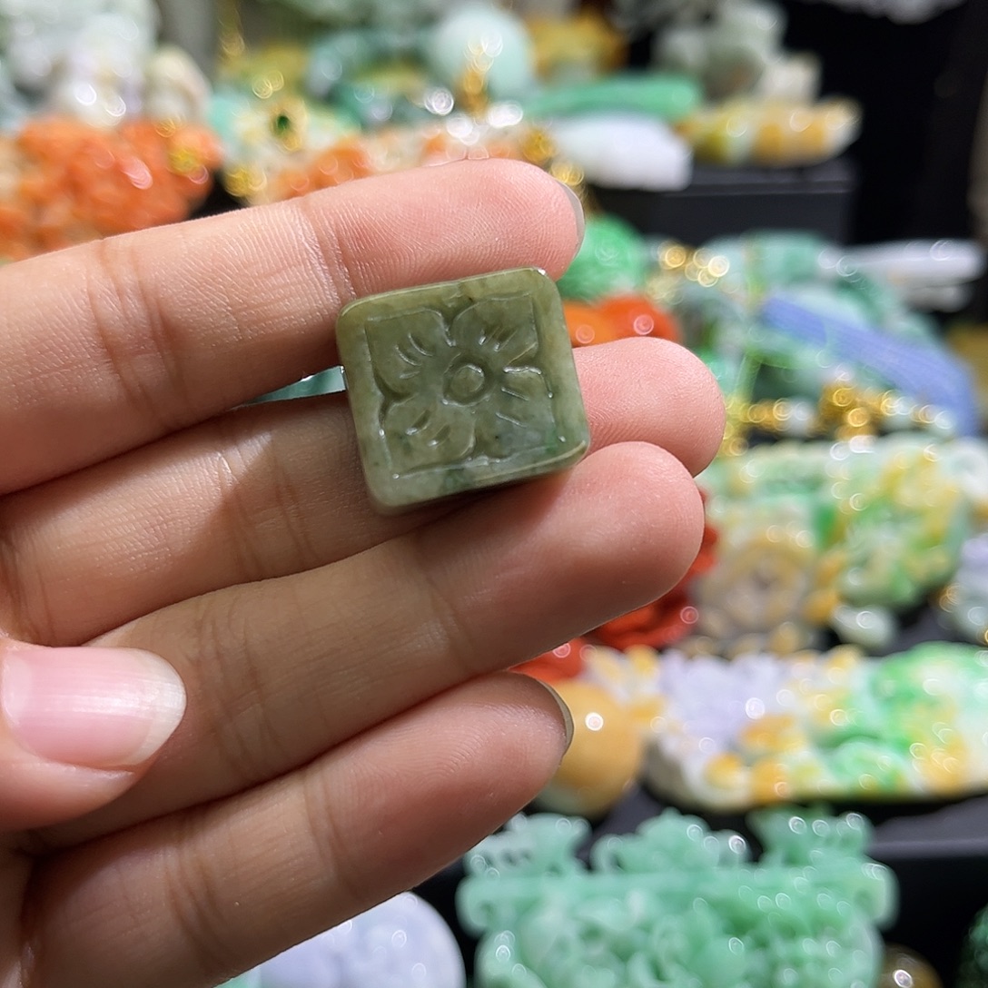 翡翠未镶嵌颈饰待编织