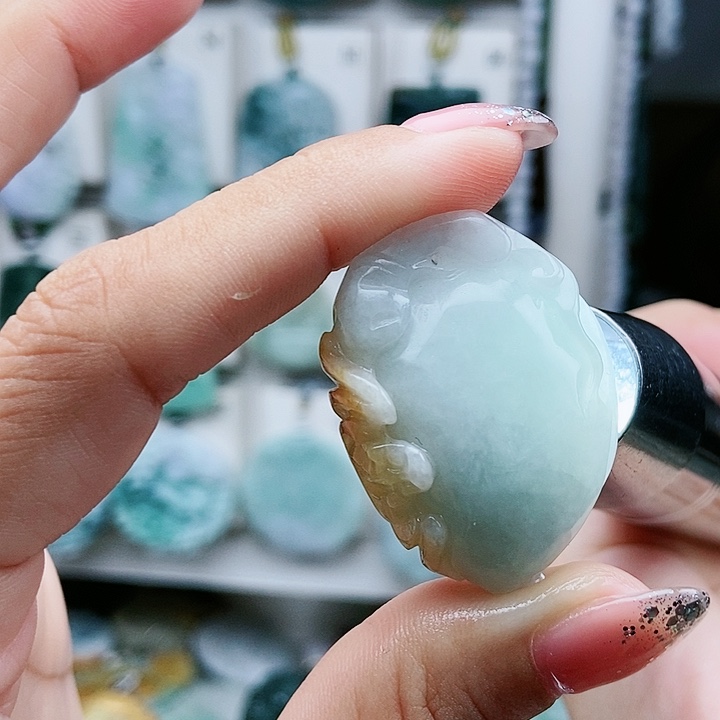 翡翠足铂镶嵌颈饰翡翠