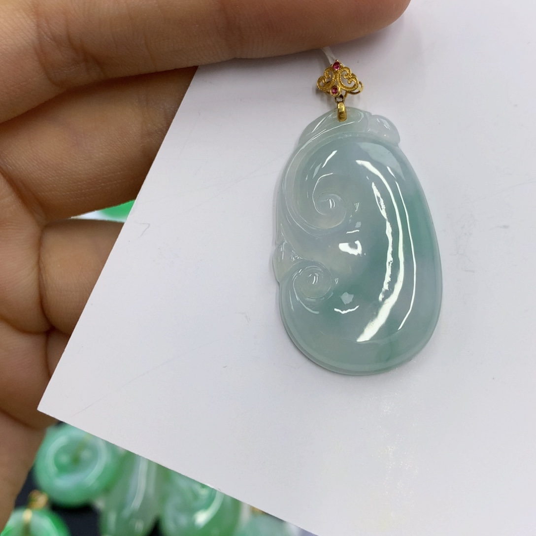 翡翠18K金镶嵌颈饰