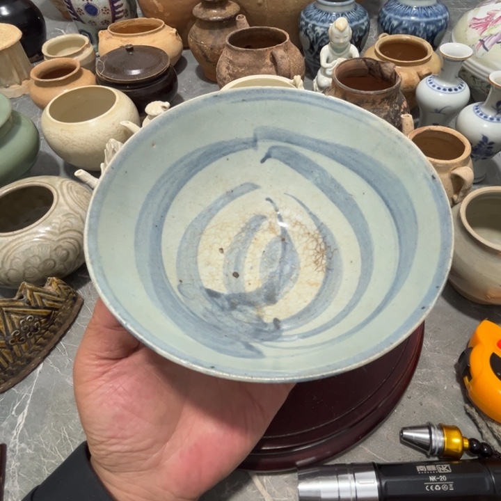 摆件陶男**事一个青花花卉，纹饰的大碗