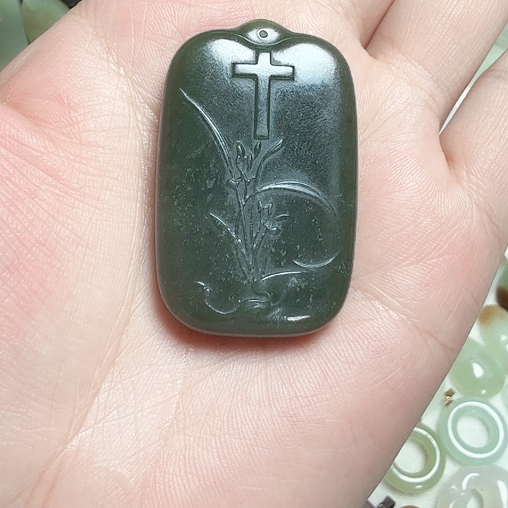 和田玉颈饰未镶嵌清货有瑕疵不退换