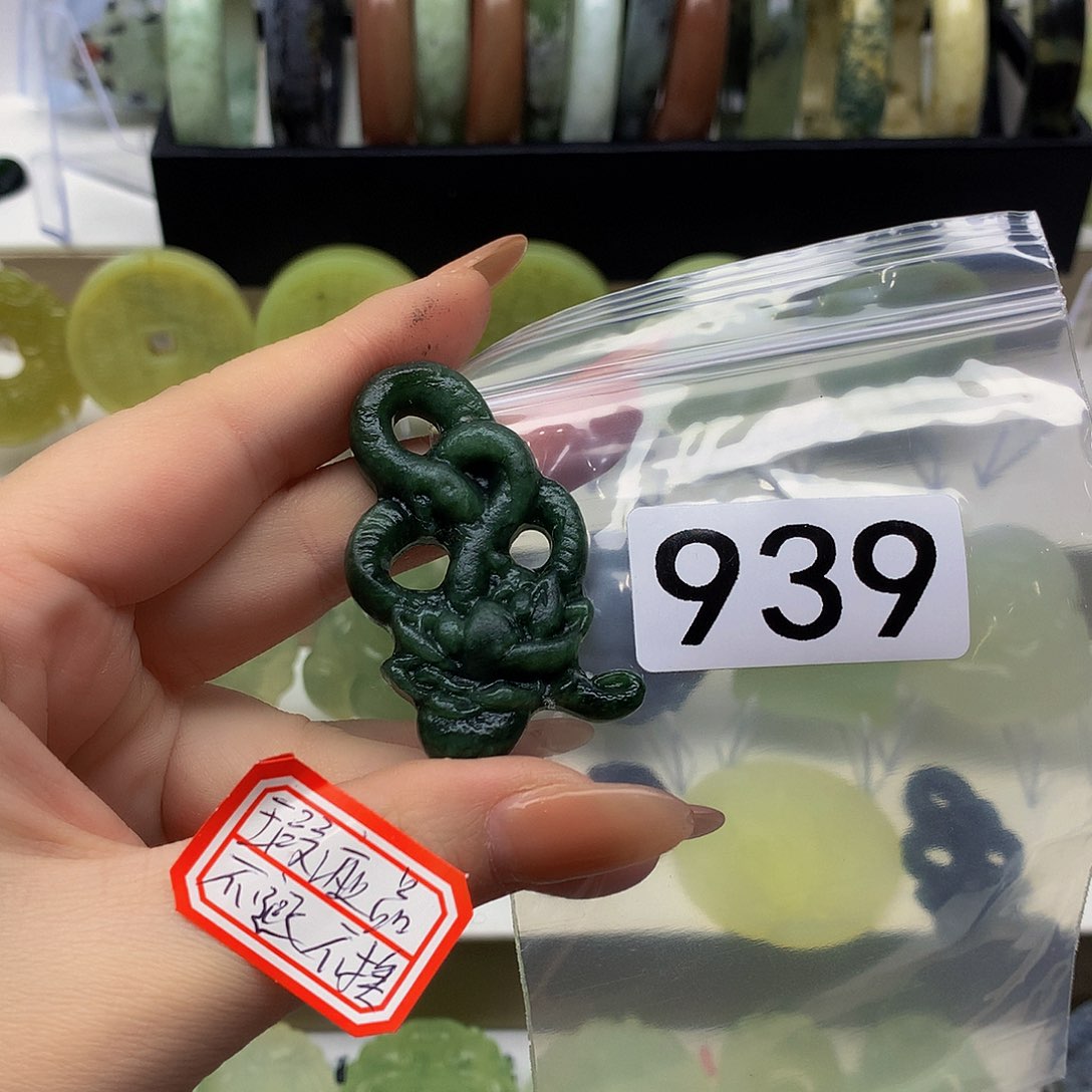 蛇纹石玉颈饰未镶嵌