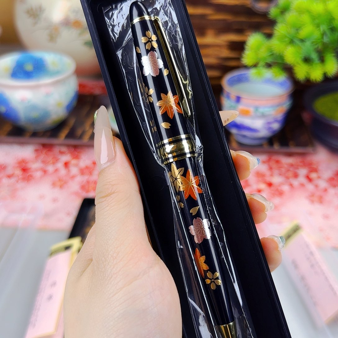 他家茶具瓷器真美！