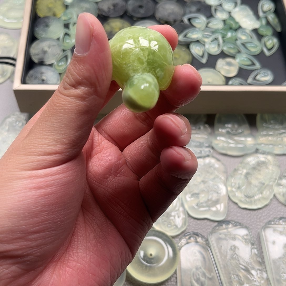 蛇纹石玉颈饰未镶嵌