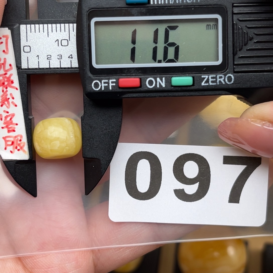 蜜蜡裸石未镶嵌雷**怒蜜蜡