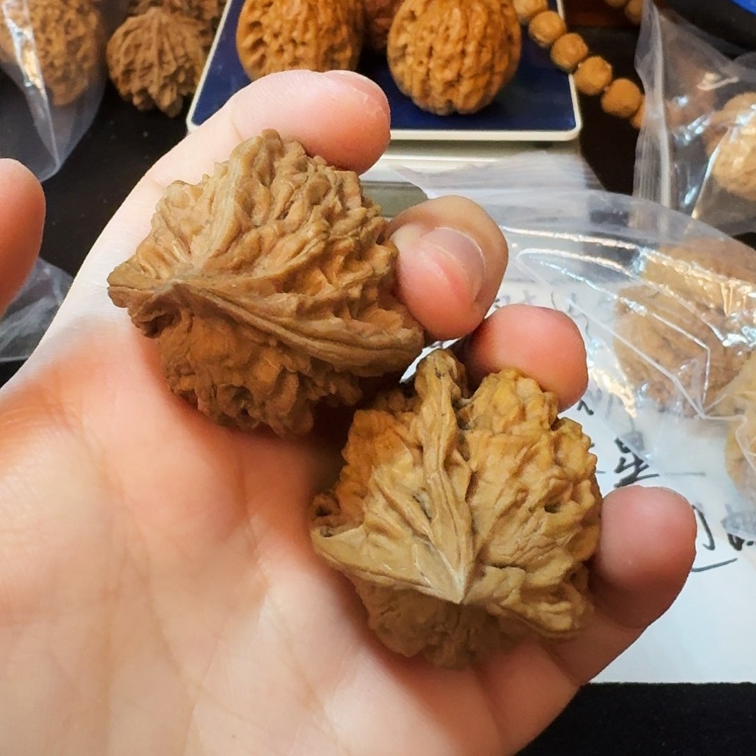 文玩核桃吊坠人字三棱