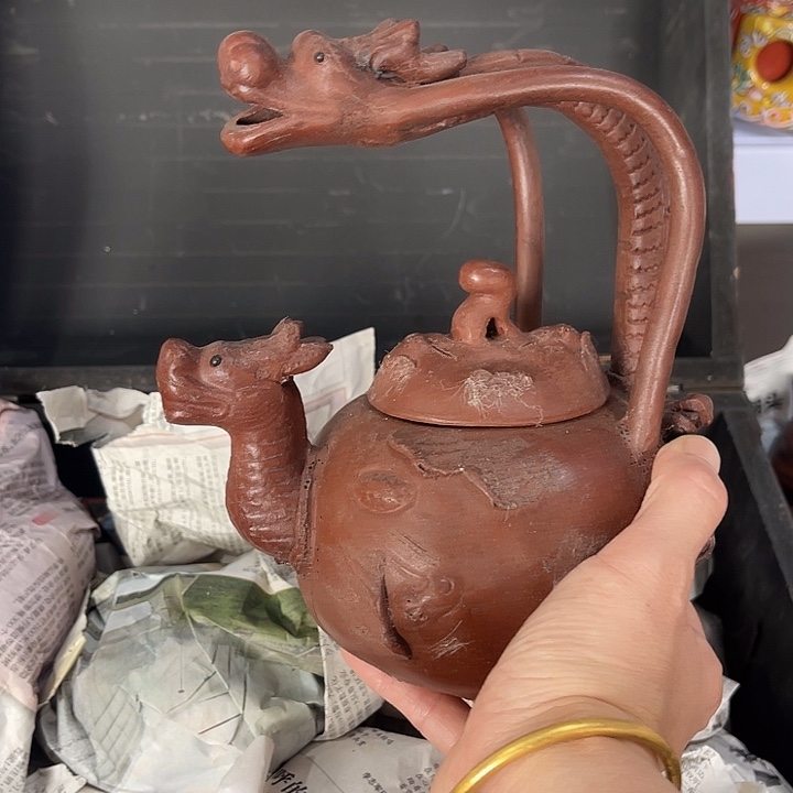 茶壶紫泥原矿泥料手工制作的一把紫砂壶。