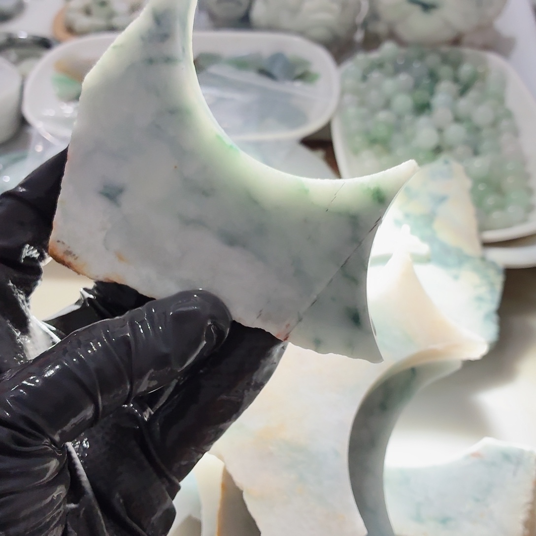 翡翠未镶嵌颈饰边角料