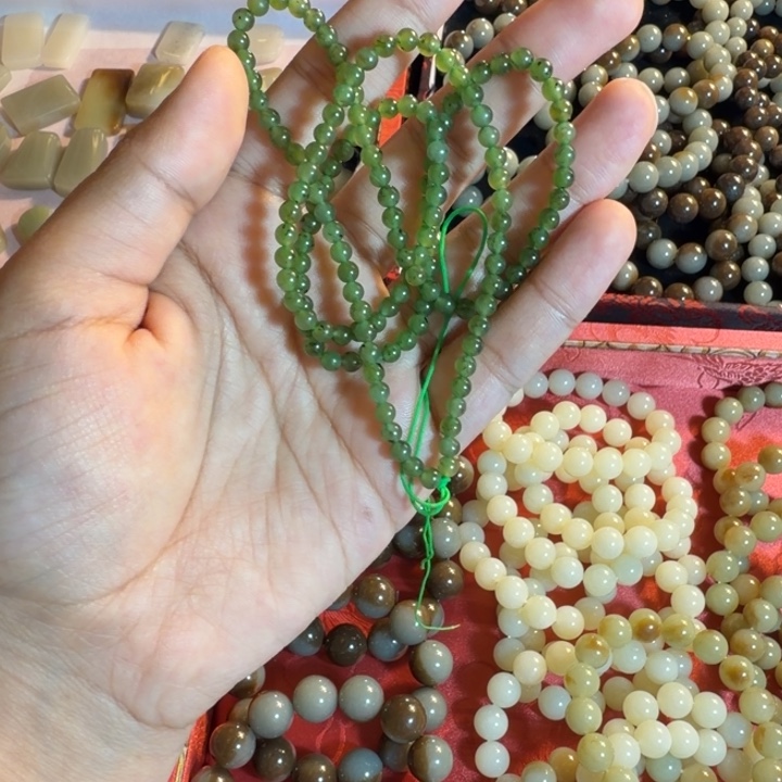 叶***子和田玉（糖玉）未镶嵌手链