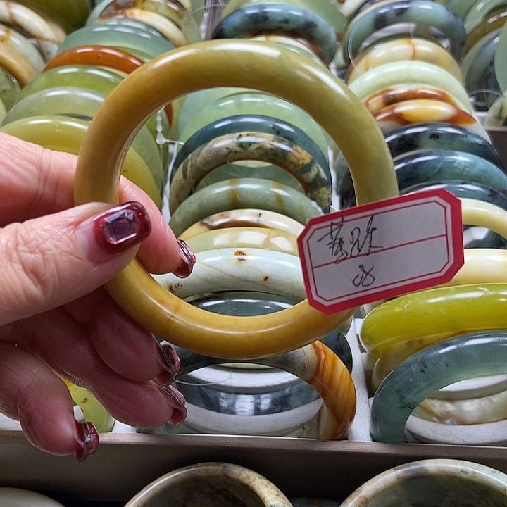 蛇纹石玉手镯未镶嵌董****）