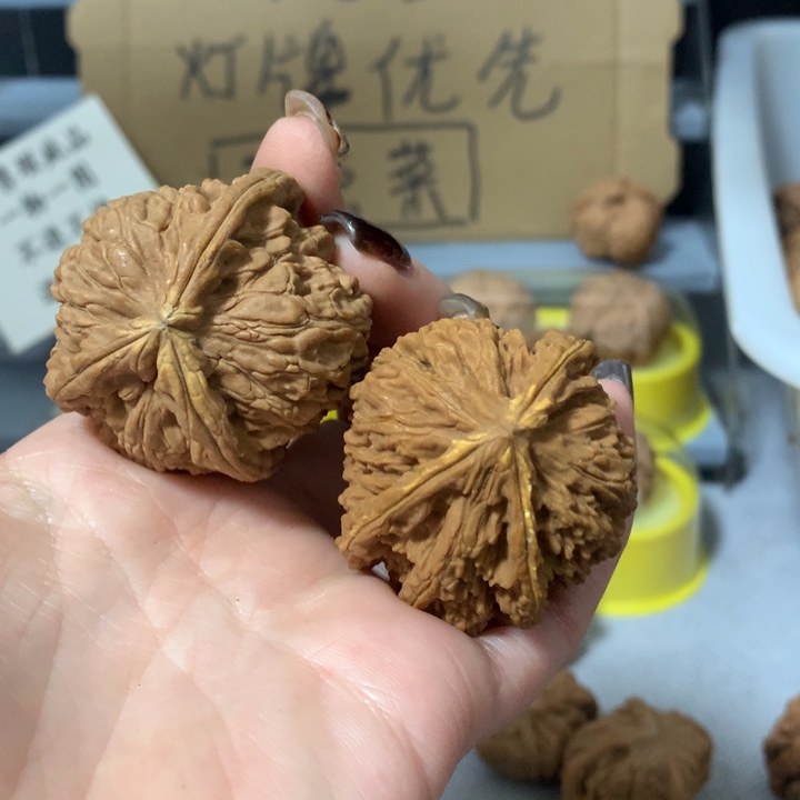 已***置文玩核桃吊坠异形单只，有瑕疵