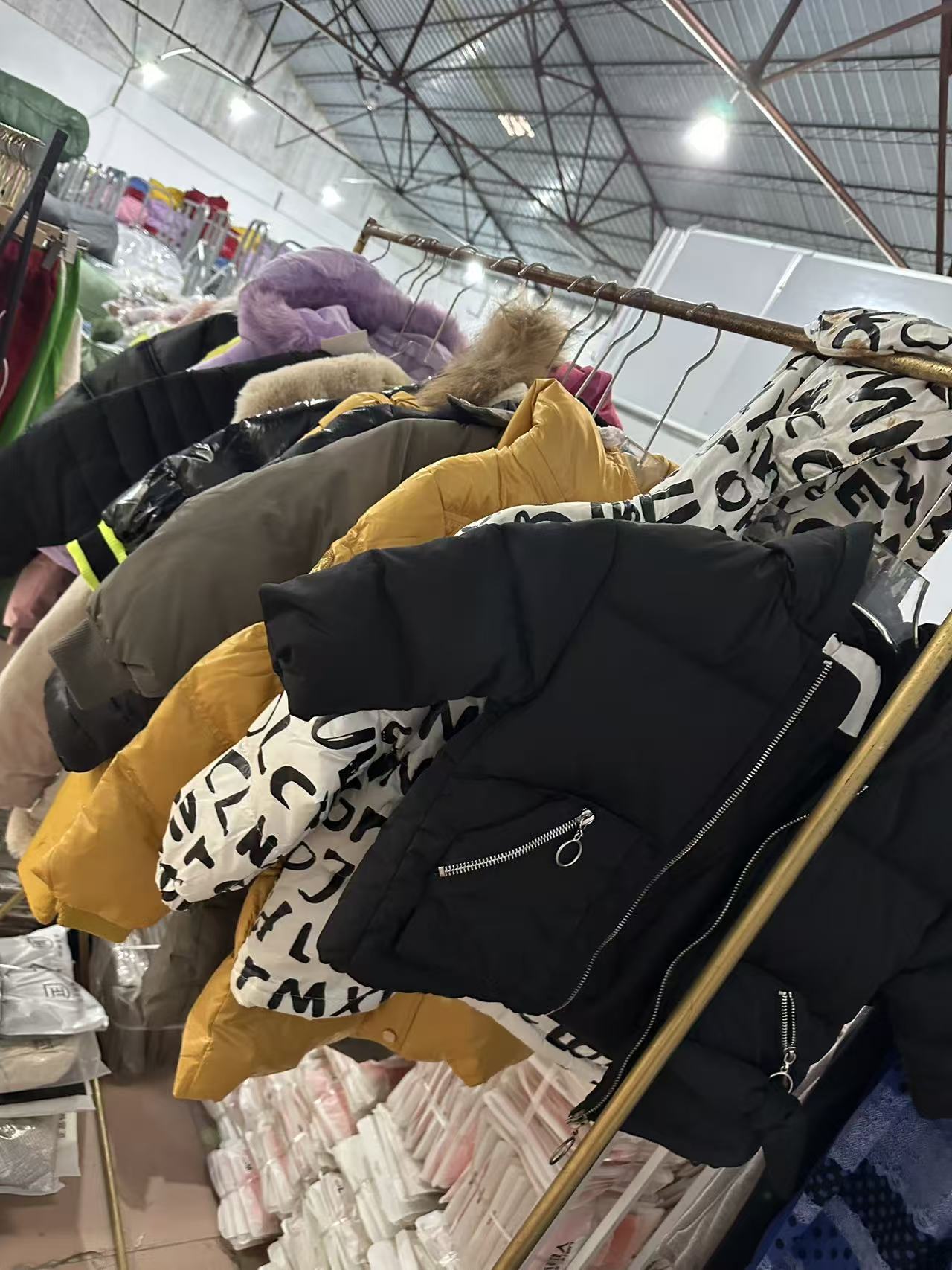 儿童棉服冬季厚款休闲带帽圆领加绒卡通风常规款