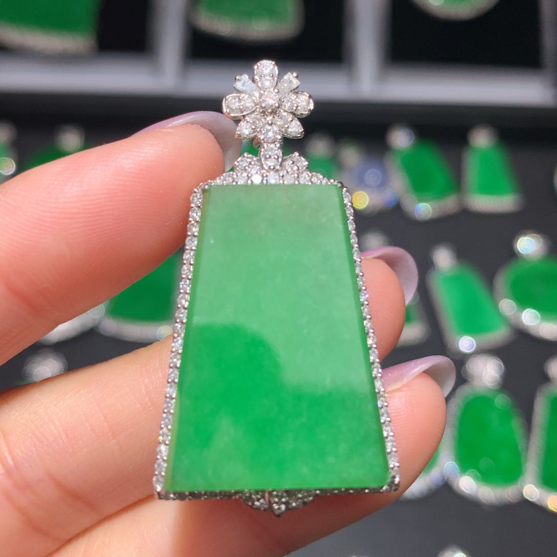 翡翠颈饰18K金镶嵌翡翠