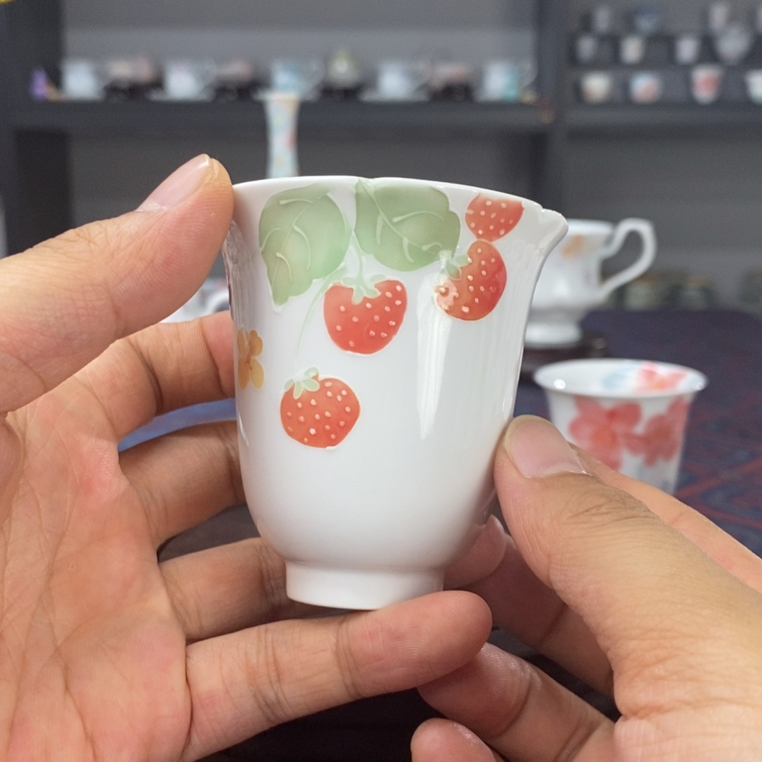 草莓釉下手绘品茗杯