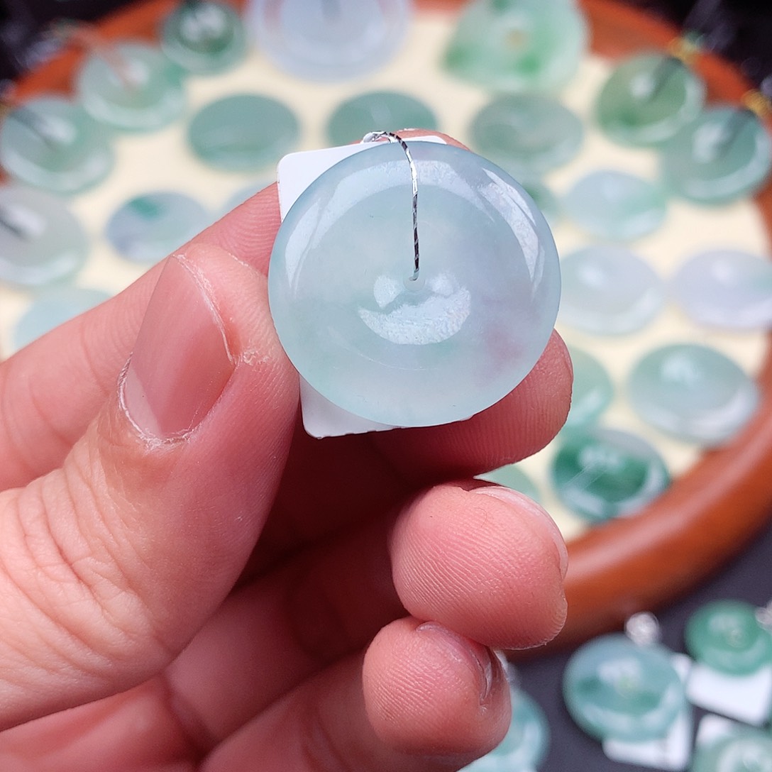 翡翠颈饰未镶嵌平安扣