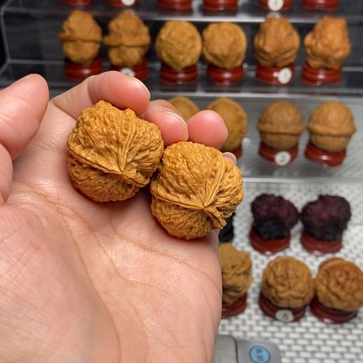 文玩核桃把件密石三棱12