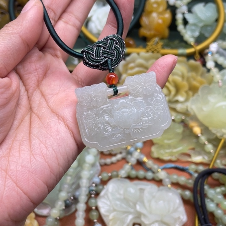 蛇纹石玉吊坠合金