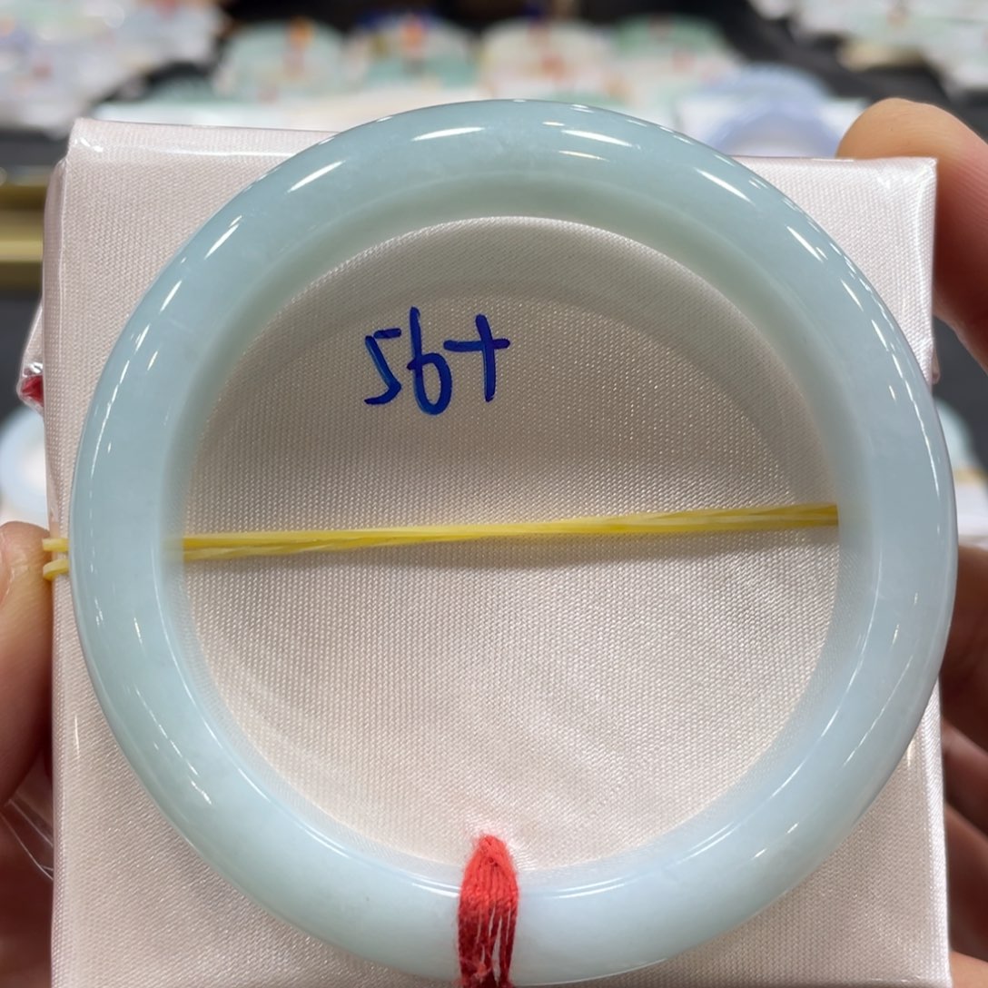 翡翠手镯未镶嵌翡翠手镯