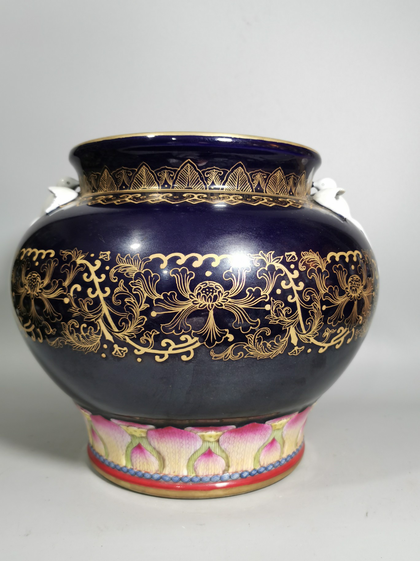 霁蓝釉描金缠枝莲燕子双耳缸，高度24厘米，宽度30厘米。