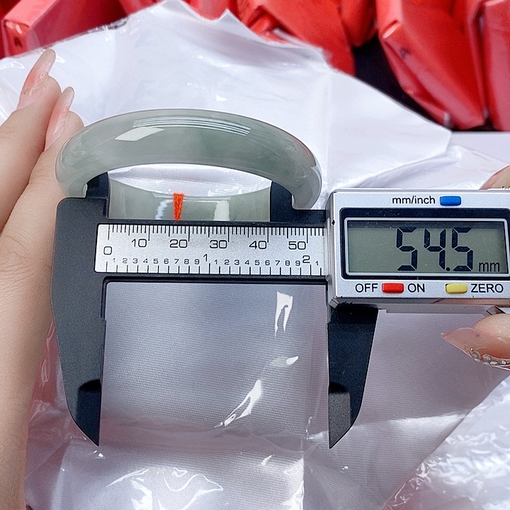 翡翠手镯未镶嵌123。