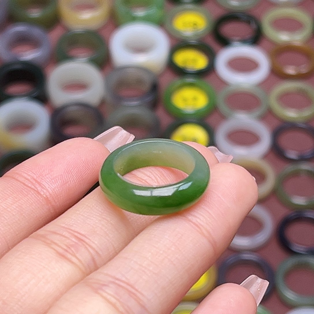 和田玉戒指未镶嵌15.0内径渐变辣绿