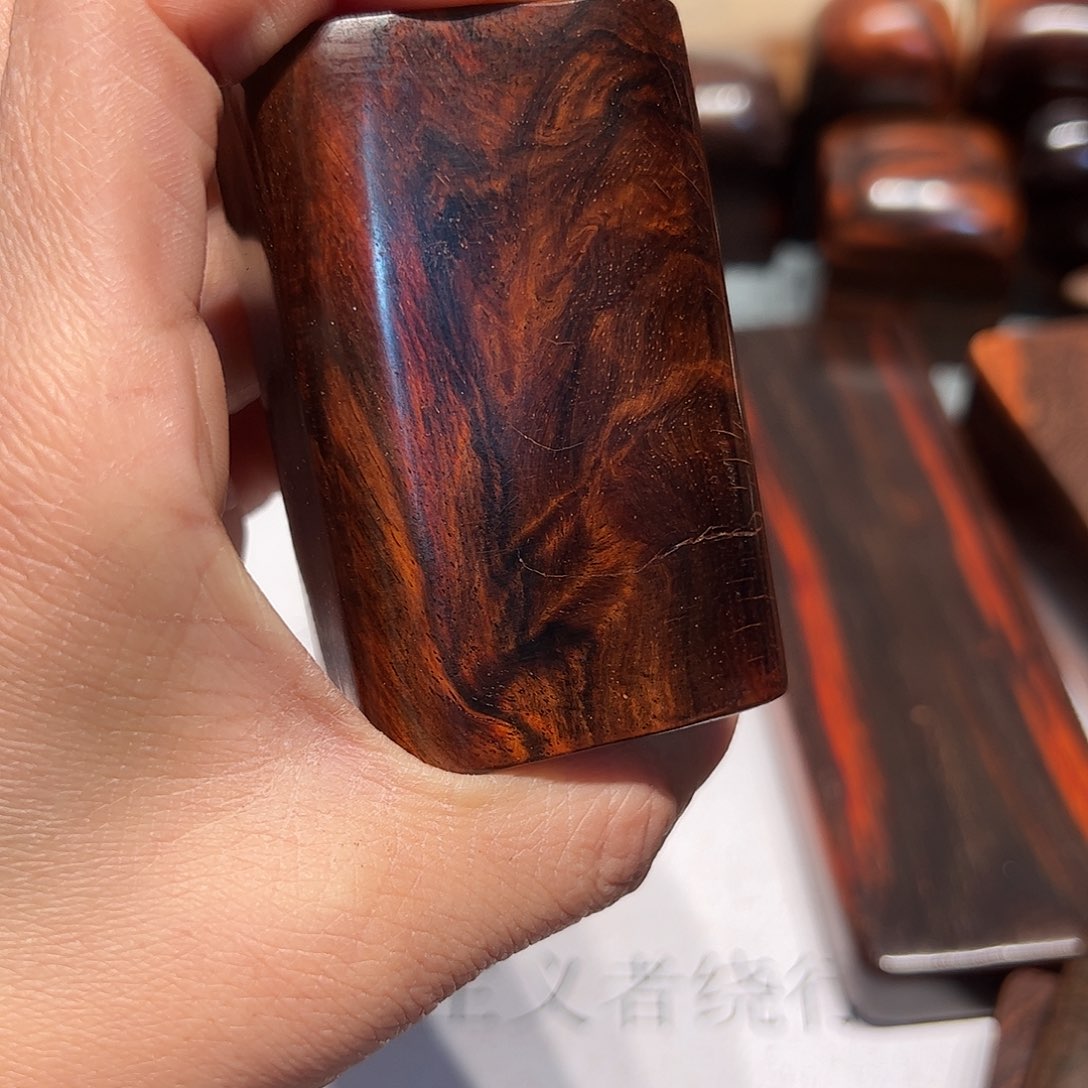 交趾黄檀（大红酸枝）三**行