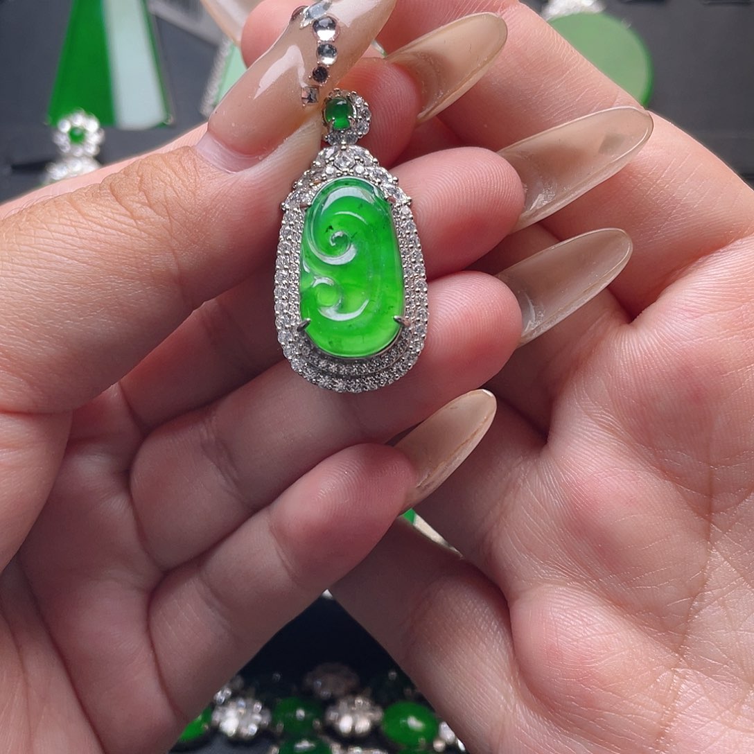 翡翠颈饰未镶嵌如意