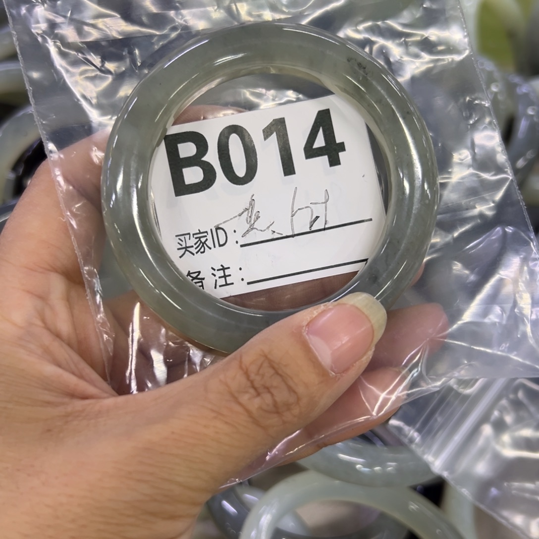 一***点蛇纹石玉未镶嵌手镯